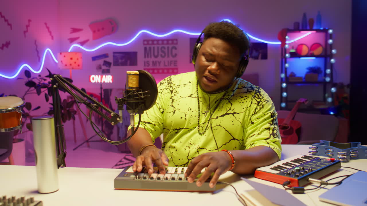 productor de música en un estudio casero