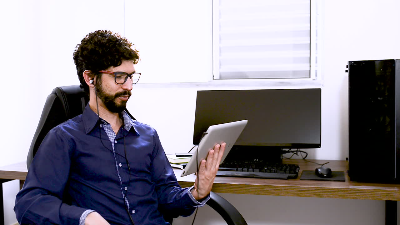 el hombre está teniendo una reunión a través de una llamada de internet en una tableta gris que agita