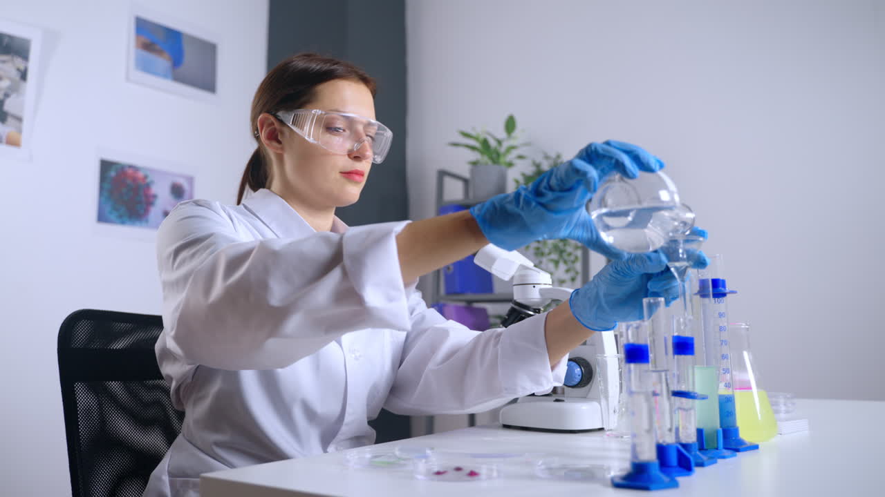 científico que lleva a cabo un experimento en laboratorio