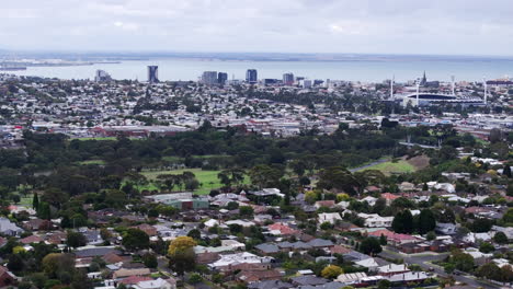 el centro aéreo de la ciudad de geelong, el río barwon, el parque kardinia y la bahía de corio