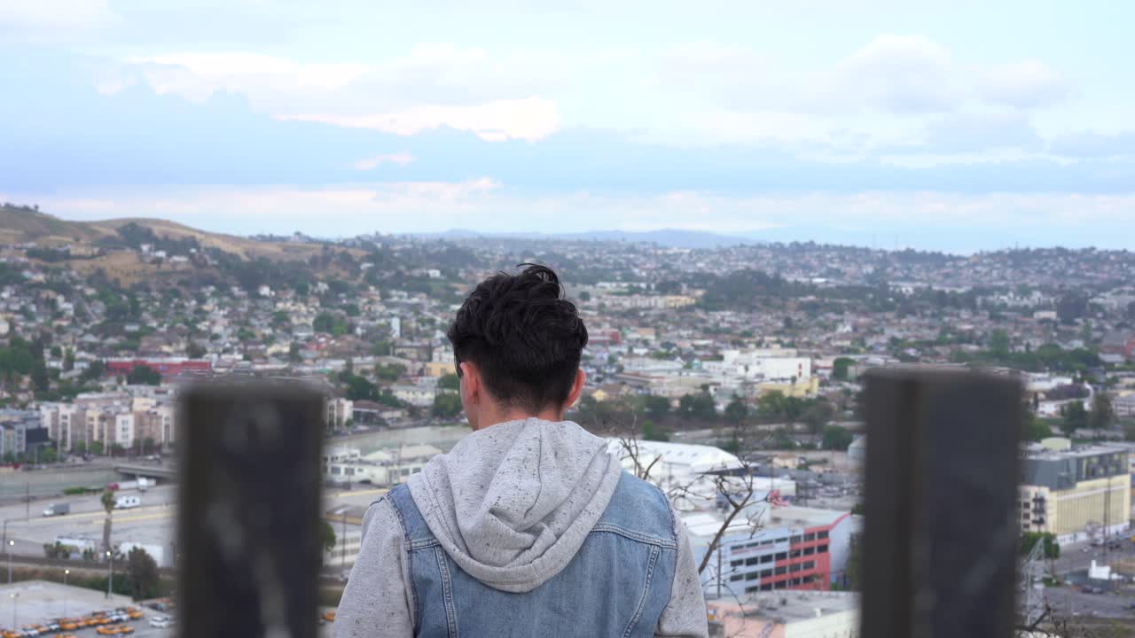 도시의 경치를 바라보는 남자