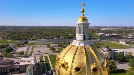 Muy-Buenas-Imágenes-Aéreas-De-Drones-Del-Edificio-Del-Capitolio-Del-Estado-De-Iowa-En-Des-Moines