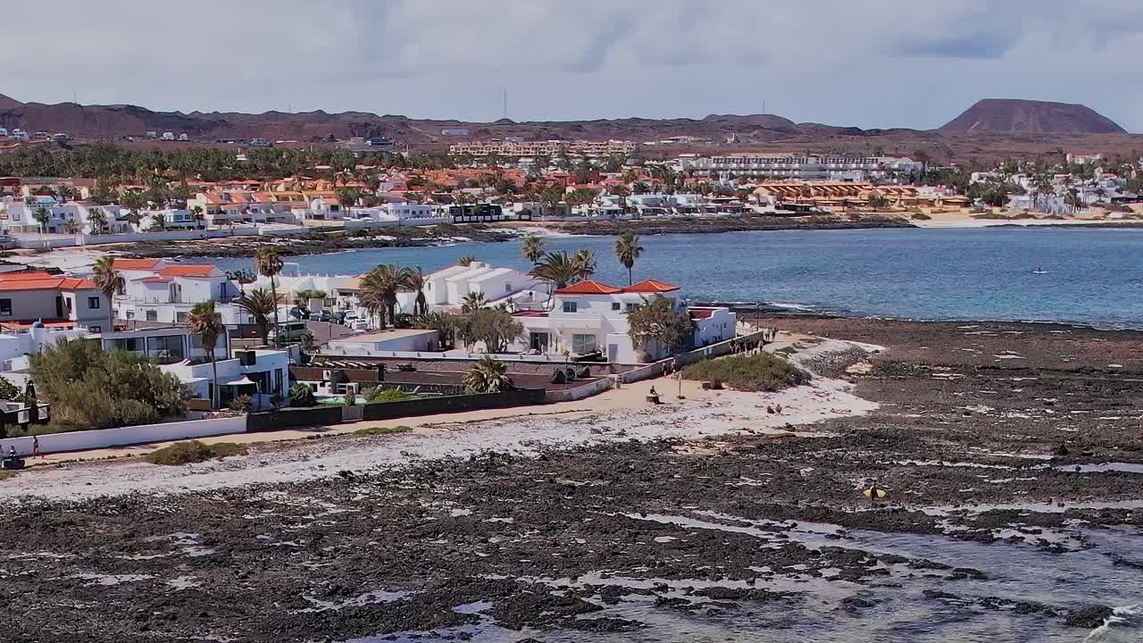 Esplorando una cittadina costiera con litorale roccioso nelle Isole Canarie, Spagna