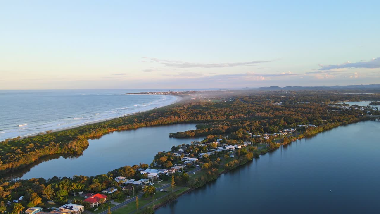 Case sulla riva lungo il fiume Tweed vicino al lago Wommin, fiume Tweed - Dreamtime Beach a Fingal Head, NSW, Australia.