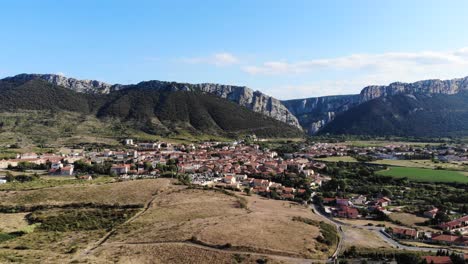 hermoso pueblo francés en el valle de las montañas dramáticas