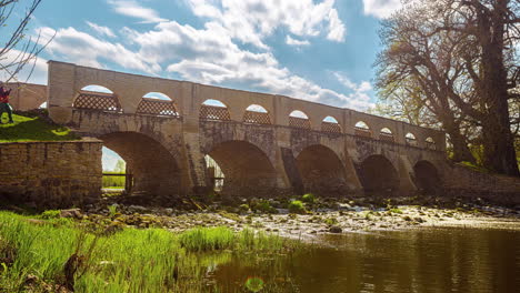 Antiguo-Puente-De-Arco-De-Piedra-De-La-Mansión-Pakruojis,-Vista-De-Lapso-De-Tiempo