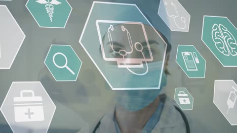animación de iconos y procesamiento de datos médicos sobre una doctora caucásica