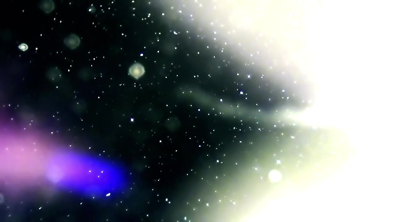 Raggi di luce astratti e particelle scintillanti con effetto bagliore dell'obiettivo