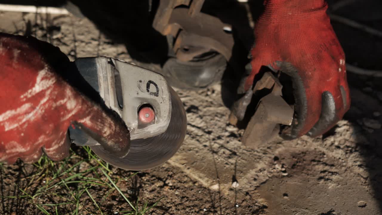 기계공은 밀러로 차의 바를 잘라니다.