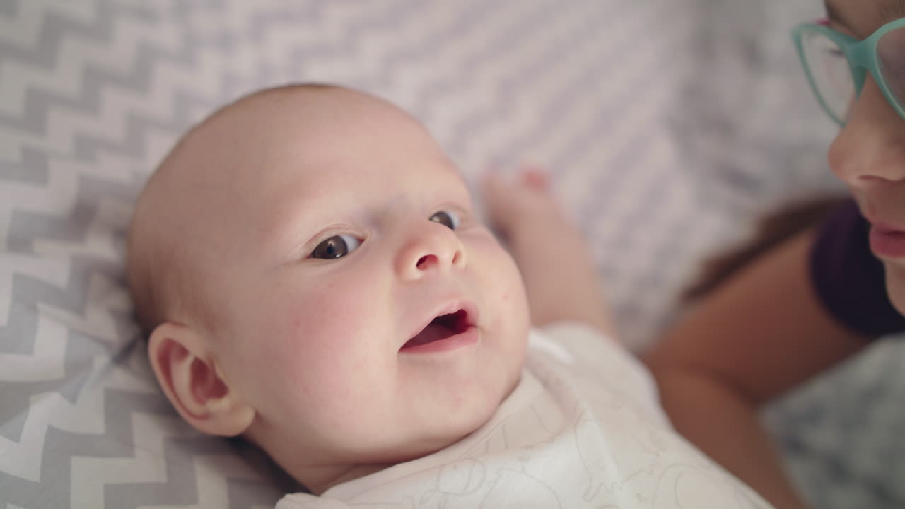 아기에게 키스하는 여동생. 신생아를 키스하는 소녀의 클로즈업. 여동생이 동생에게 키스합니다.