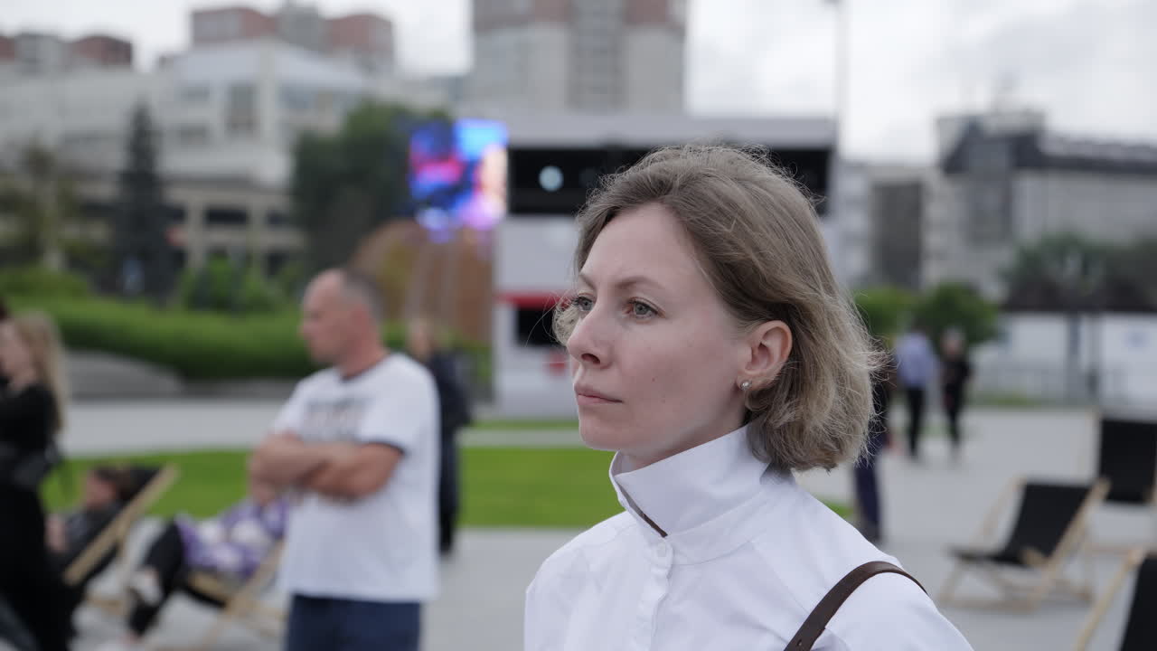 женщина в городе