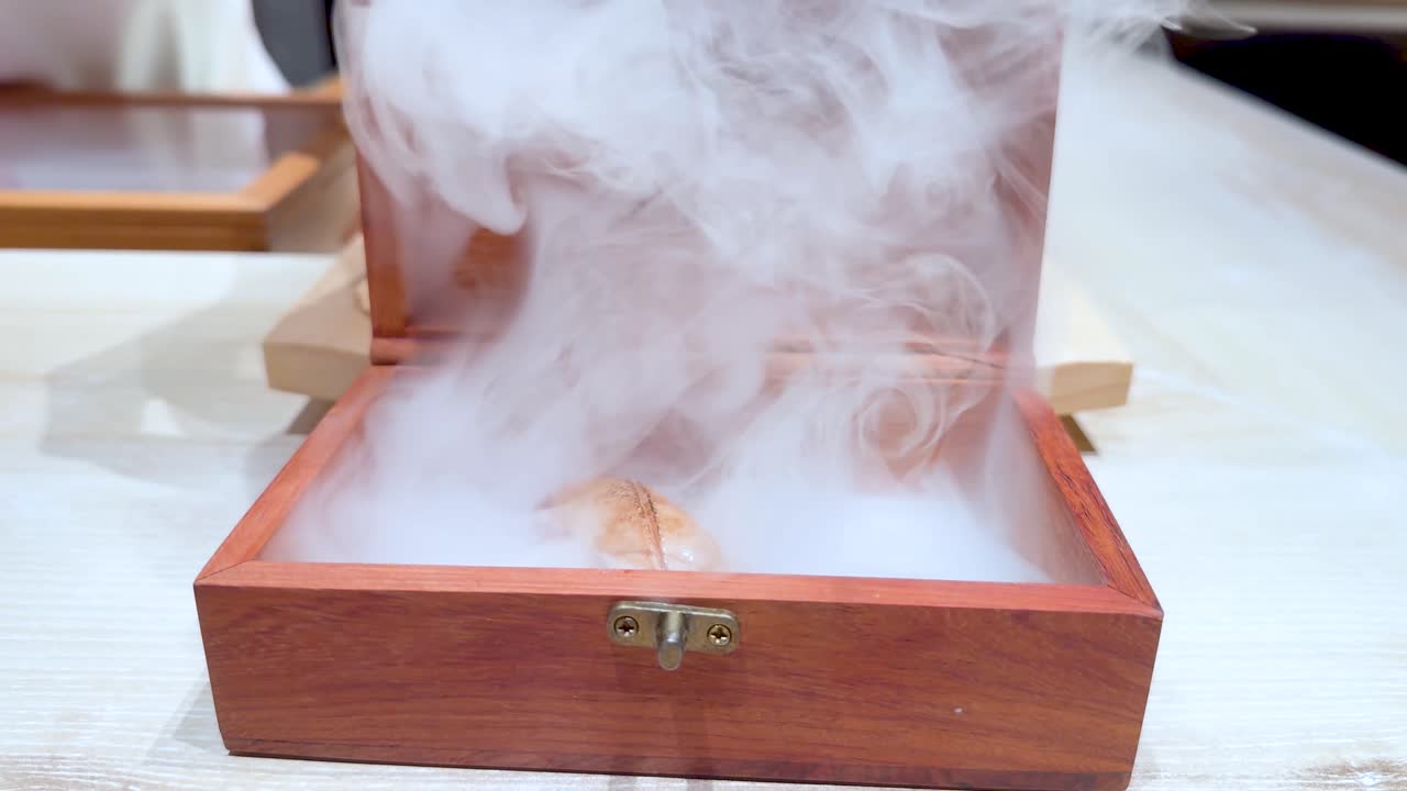 sushi revelado en una caja de madera ahumada