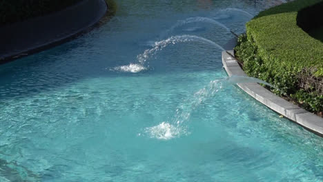 hermosa piscina en la decoración del jardín en el complejo hotelero