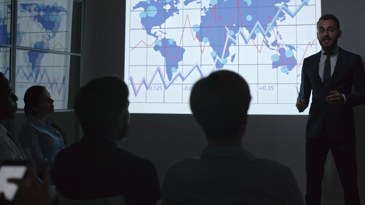 jovem empresário explicando estatísticas