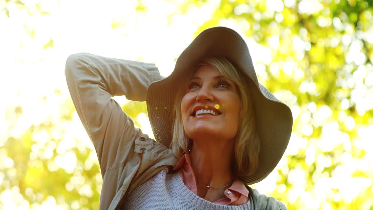 feliz mujer en el parque