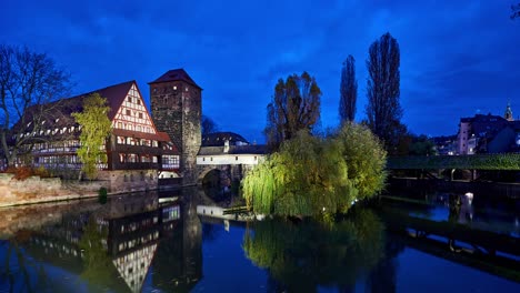 lapso de tiempo nocturno de la ciudad histórica de nuremberg. alemania