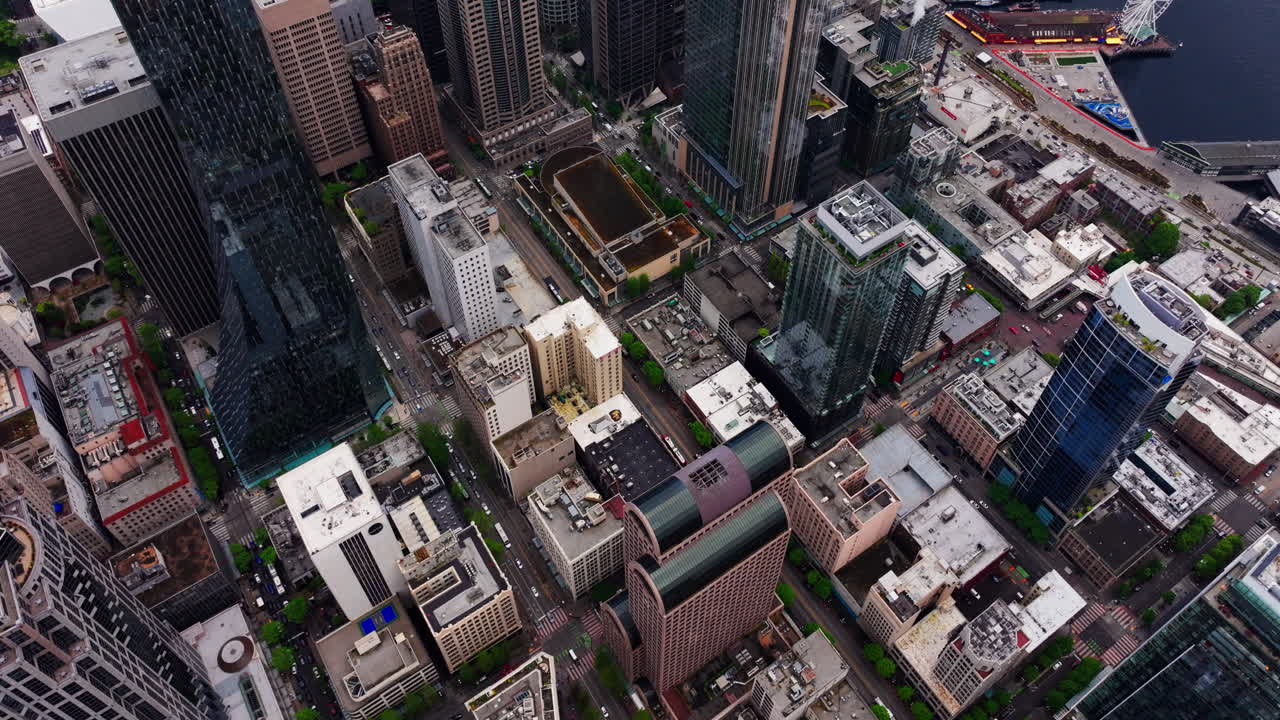 Vista aérea de Seattle, Washington, mostrando arranha-céus, ruas urbanas e o horizonte moderno da cidade de cima. Ideal para filmagem de viagens, paisagens urbanas e ambientes urbanos