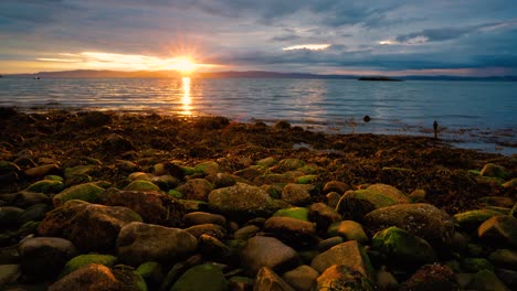 Puesta-De-Sol-Sobre-El-Mar-En-Noruega