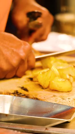 el chef prepara hábilmente calamares a la parrilla para servir