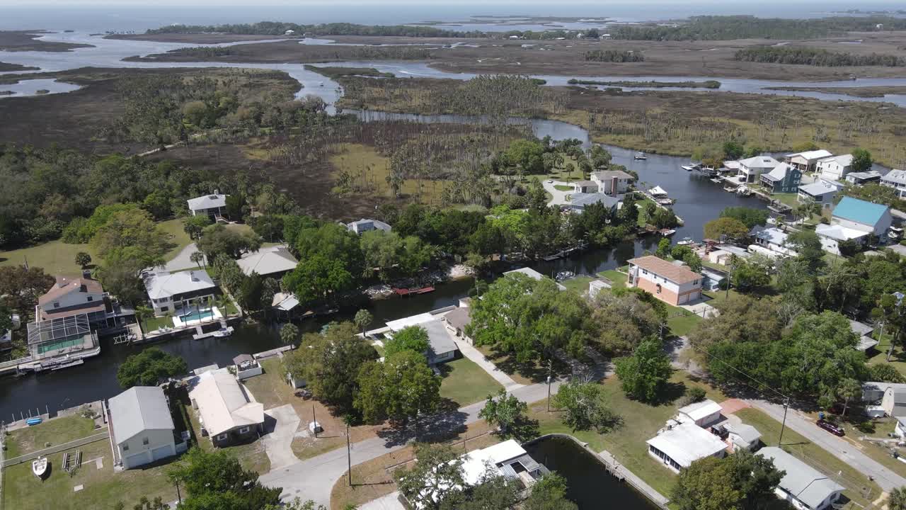 Luftfoto af utrolige kystejendomme i Weeki Wachee, Florida