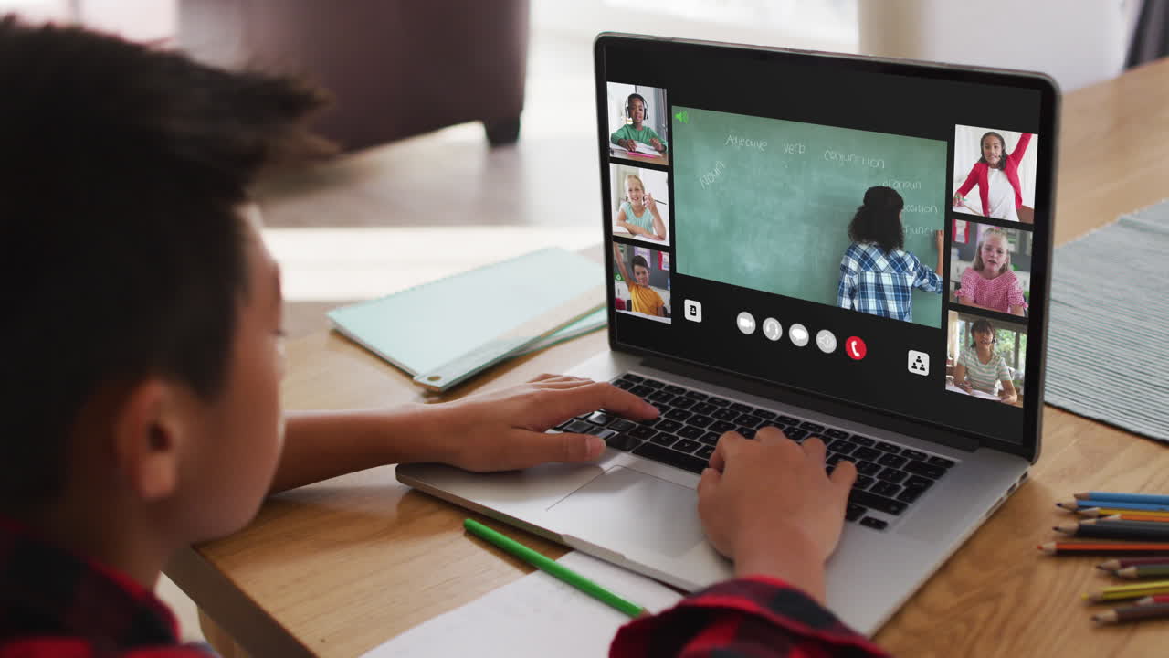 escolar que usa una computadora portátil para una lección en línea en casa, con un maestro y una clase diversos en la pantalla