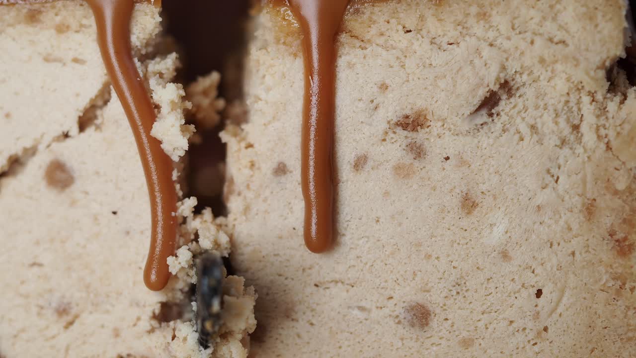 Primo piano di una torta con glassa al caramello mentre viene tagliata
