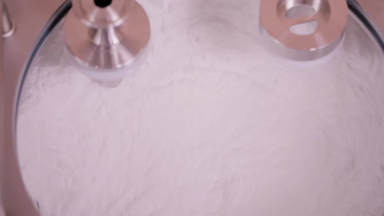 máquina de procesamiento de leche en acción