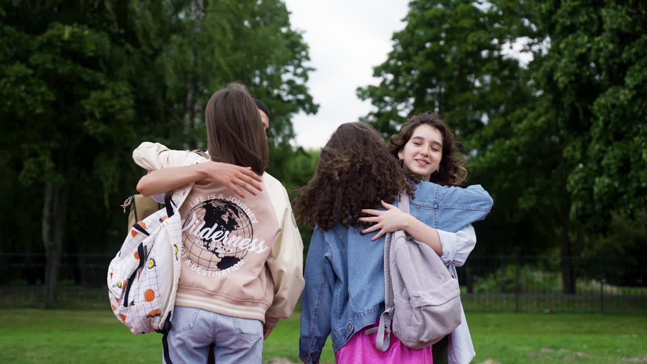 친구 들 이 학교  ⁇  에서 이야기 하고 있다