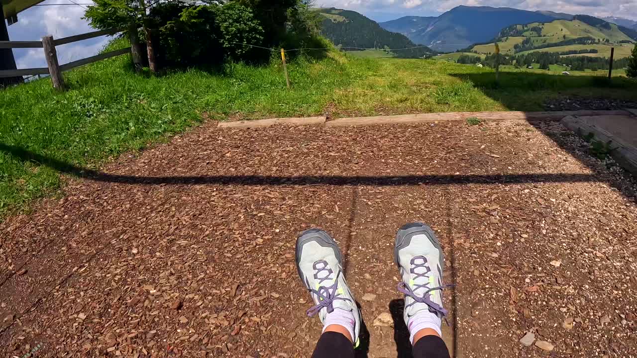 İtalya, Dolomit Dağları'nda salıncakta sallanan bir kadının ayakları
