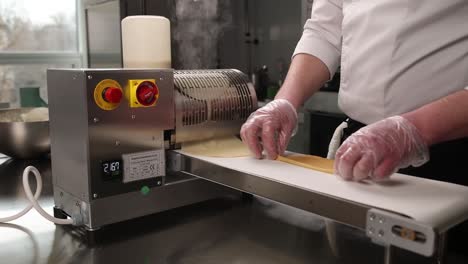 máquina comercial de laminado de la masa en funcionamiento