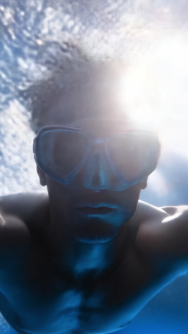 Autorretrato Subaquático: Um Mergulhador Captura a Beleza Etérea da Luz Solar Dançando na Superfície da Água Enquanto Explora as Profundezas Sob as Ondas