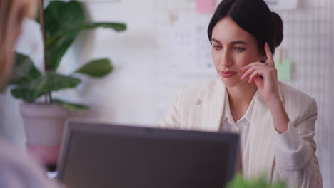 Mujer-Devastada-Harta-Mientras-Trabajaba-En-La-Oficina