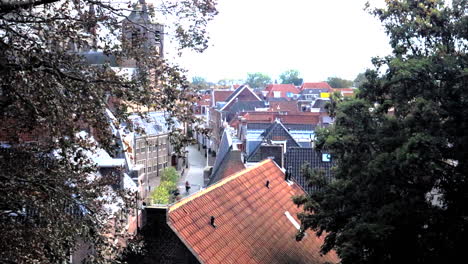 Tiro-De-Lapso-De-Tiempo-Del-Casco-Antiguo-De-La-Ciudad-De-Leiden,-Con-Gente-Paseando-Entre-Edificios