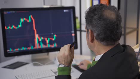 un hombre de negocios buscando y analizando datos del mercado de valores.