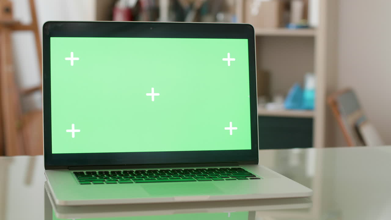 portátil con pantalla verde