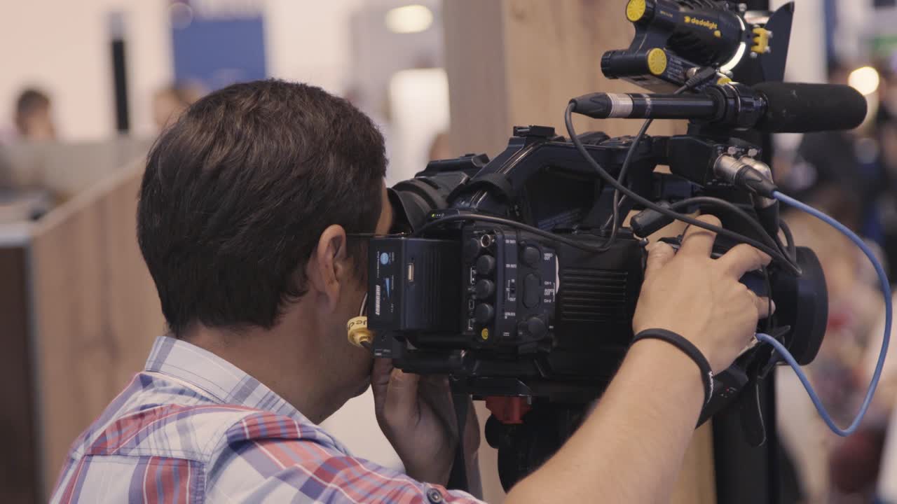 videógrafo a operar uma câmara profissional