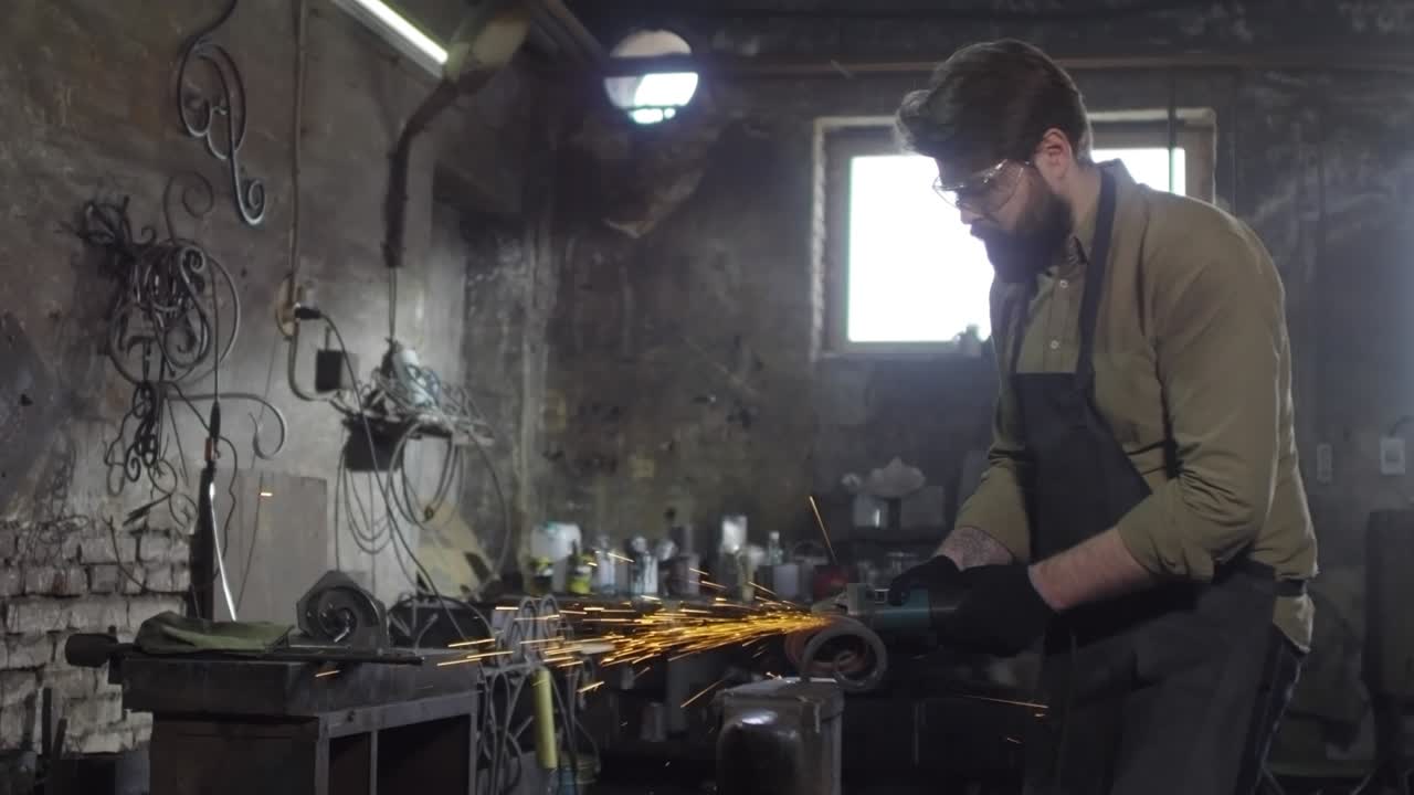 herrero profesional que aserró el metal