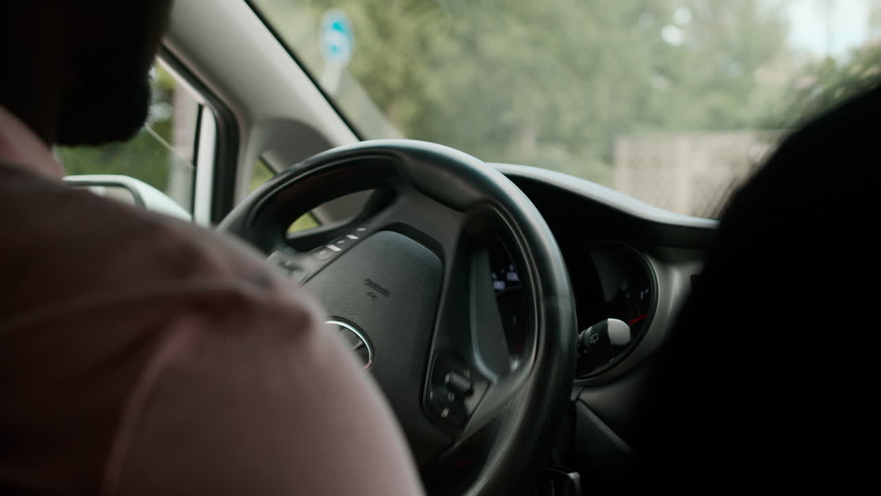 운전하는 법을 배우는 남자