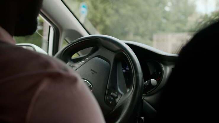 Homme apprenant à conduire