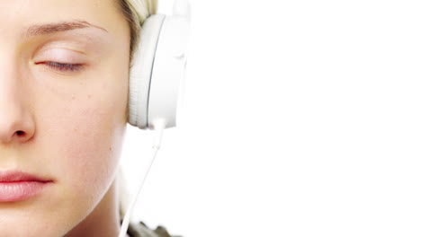 retrato de una mujer con auriculares cerca de la mitad de la cara serie de caracteres aislados sobre un fondo blanco puro