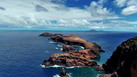 drone asciende en miradouro ponta do furado mirador, al este de la isla de madeira, portugal