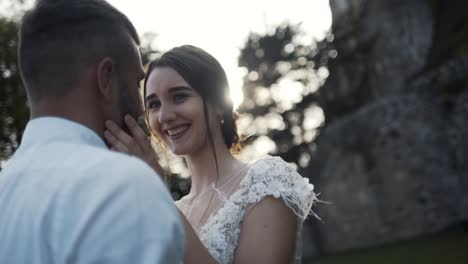 um casal apaixonado num casamento.