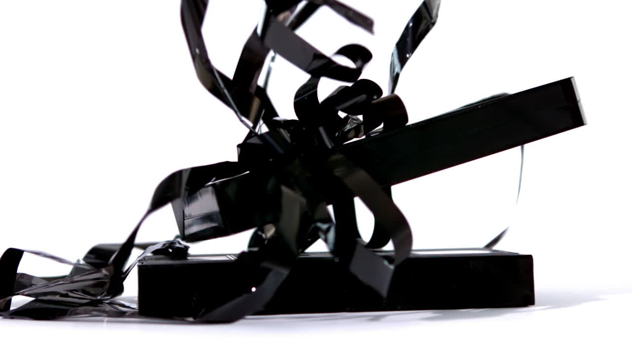 cinta de video cayendo y rebotando sobre un fondo blanco