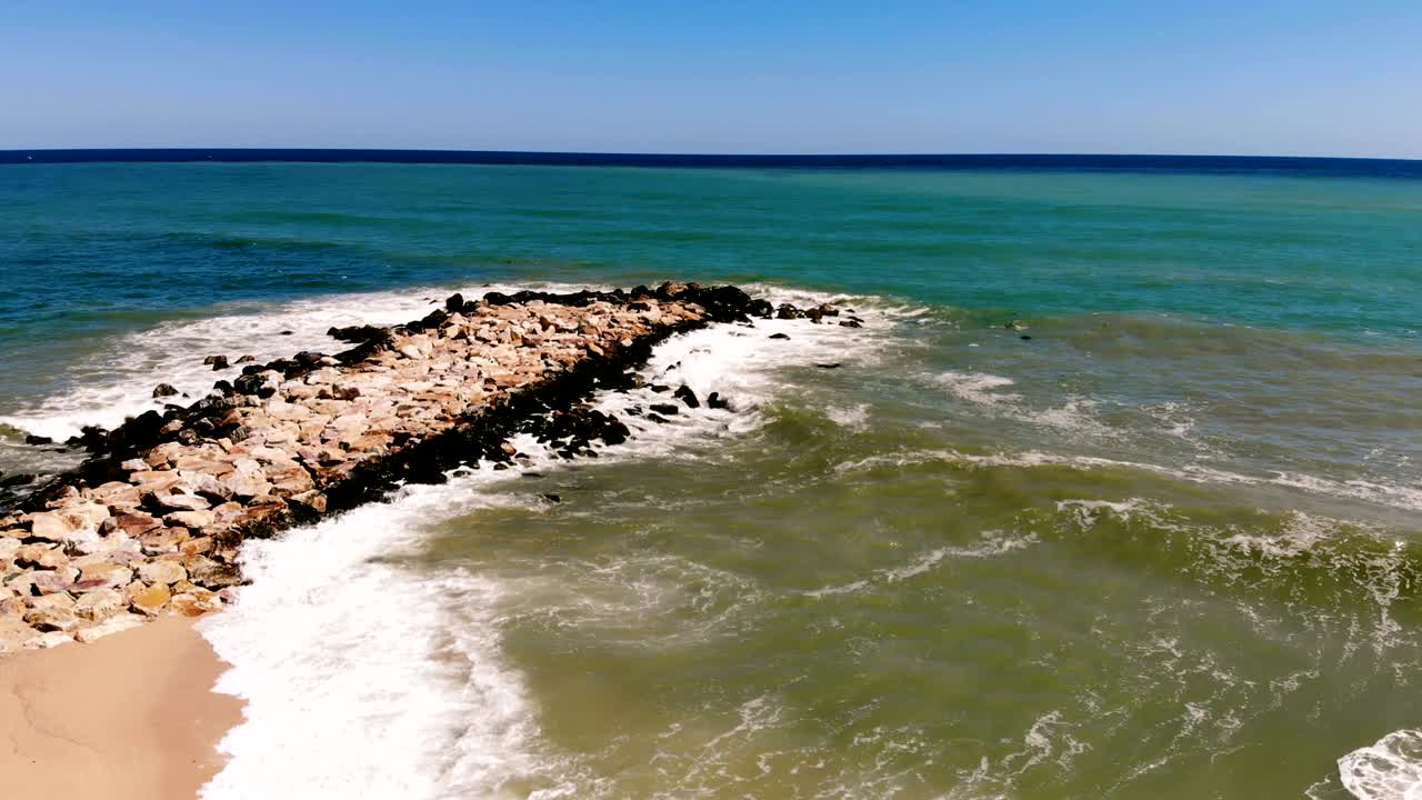 vista aérea del muelle de piedra en el mar
