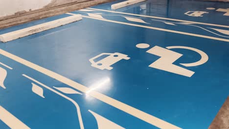 piso de estacionamiento con plazas de estacionamiento para discapacitados