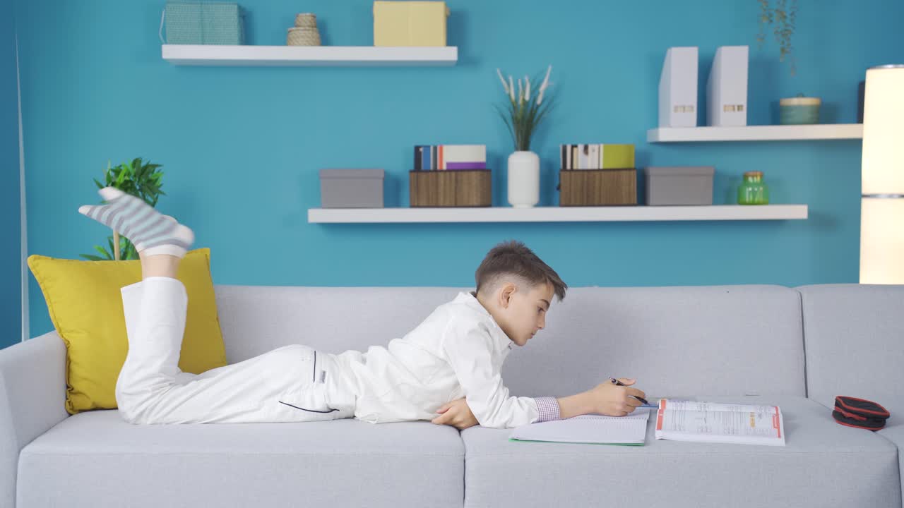 집에서 공부하는 학생.