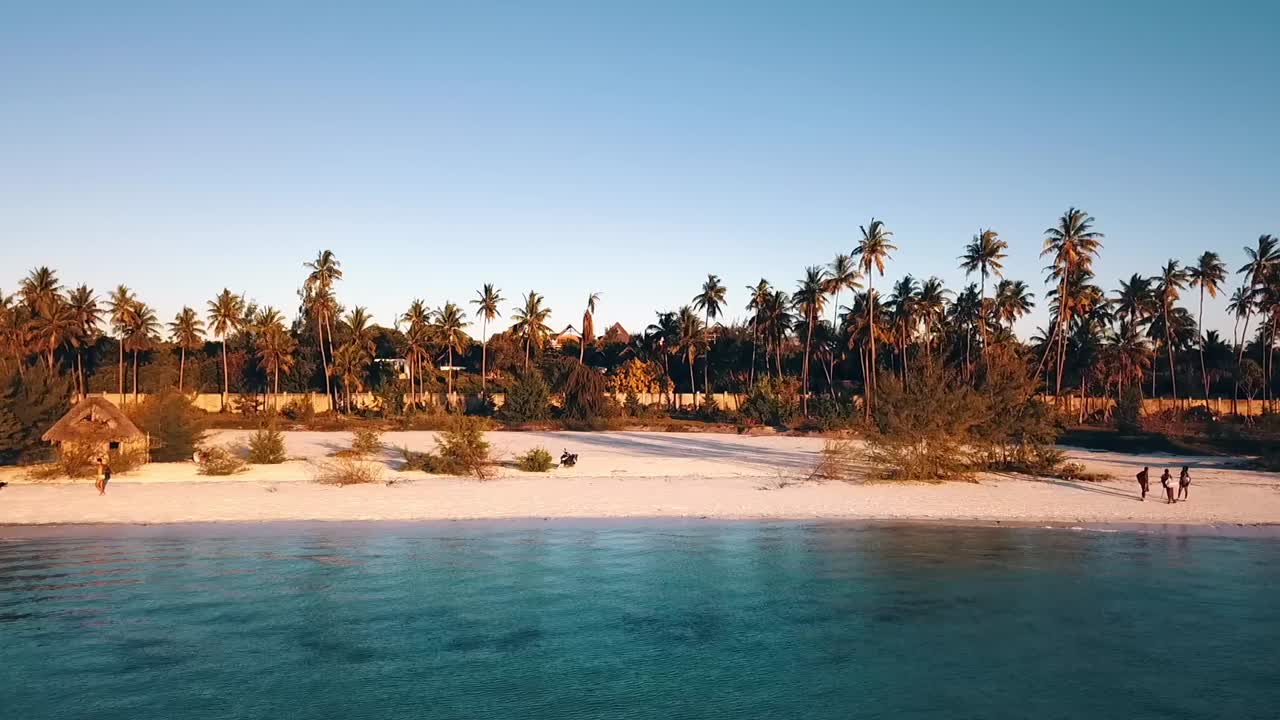 замечательная съемка с дрона с моря над пляжем дрем в деревню.райский фильм, снятый на занзибаре в африке в 2019 году