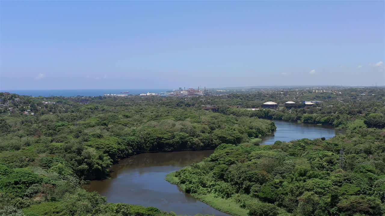 volando hacia atrás sobre la ribera del río haina, en las inmediaciones de la ruina del molino de engombe
