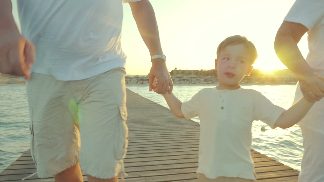 Nonni con nipote sul molo al tramonto