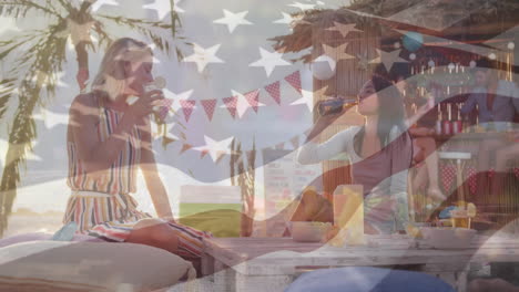 animación de bandera estadounidense sobre mujeres bebiendo bebidas en un bar de playa al aire libre